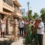 “मोहल्ले में पुलिस के आने पर इकट्ठा भीड़ और हैरान पड़ोसी, हास्यपूर्ण स्थिति”