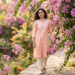 "बोगनवेलिया सी लड़की: थोड़े प्यार में खिलने वाली मासूम कहानी"