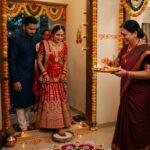 नई बहू का गृह प्रवेश, पारंपरिक वेशभूषा में सास आरती की थाली लिए स्वागत करती हुई