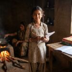 एक छोटी लड़की चूल्हे और किताबों के बीच खड़ी, पढ़ाई और अपने सपनों की ओर बढ़ने की इच्छा दर्शाती हुई।