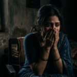 खामोश बैठी महिला, समाज की बंदिशों और अंदरूनी घुटन को दर्शाती हुई