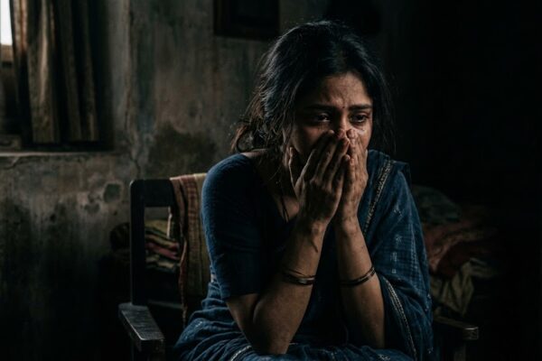 खामोश बैठी महिला, समाज की बंदिशों और अंदरूनी घुटन को दर्शाती हुई