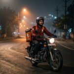 रात के समय सुनसान सड़क पर बाइक से डिलीवरी करता एक युवक, मेहनत और जिम्मेदारी को दर्शाता दृश्य।