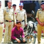 उज्जैन में पुलिस द्वारा 3 किलो डोडाचूरा के साथ पकड़ा गया तस्कर और जब्त बाइक