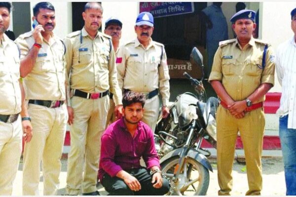 उज्जैन में पुलिस द्वारा 3 किलो डोडाचूरा के साथ पकड़ा गया तस्कर और जब्त बाइक