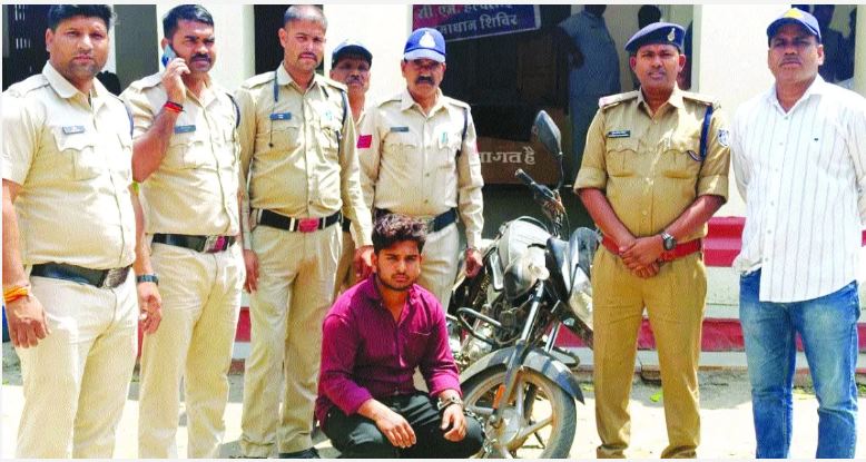 उज्जैन में पुलिस द्वारा 3 किलो डोडाचूरा के साथ पकड़ा गया तस्कर और जब्त बाइक