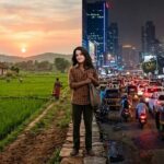 गांव के खेतों और कच्चे रास्ते के बीच खड़ा एक व्यक्ति, जो बचपन की यादों में खोया हुआ है