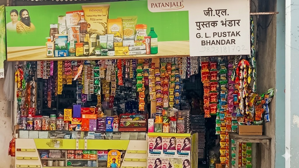 छोटी दुकान के सामने खड़े सफल व्यापारी योगेंद्र पोरवाल, संघर्ष से सफलता की प्रेरक कहानी