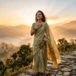 एक भारतीय महिला शांत भाव से आकाश की ओर देखती हुई, चेहरे पर प्रेम और संतोष की चमक, आध्यात्मिक मिलन और आंतरिक खुशी का प्रतीक