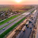 उज्जैन-इंदौर ग्रीन कॉरिडोर का निर्माण, खेतों के बीच बनता चौड़ा हाईवे और चल रही मशीनें