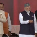 दिल्ली-देहरादून एक्सप्रेसवे पर तेज रफ्तार से चलते वाहन, आसपास हरियाली और आधुनिक हाईवे इंफ्रास्ट्रक्चर दिखाई दे रहा है.