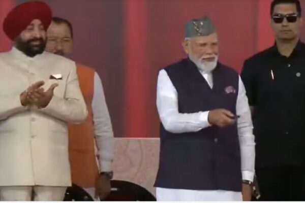 दिल्ली-देहरादून एक्सप्रेसवे पर तेज रफ्तार से चलते वाहन, आसपास हरियाली और आधुनिक हाईवे इंफ्रास्ट्रक्चर दिखाई दे रहा है.