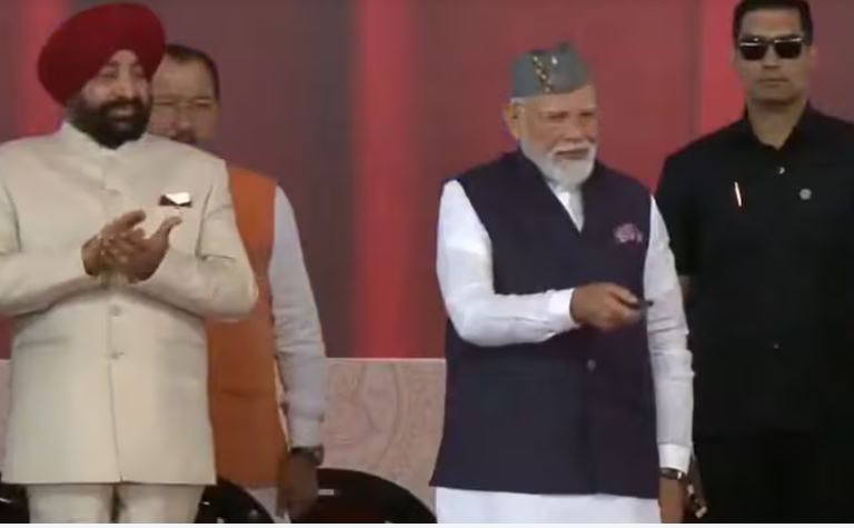 दिल्ली-देहरादून एक्सप्रेसवे पर तेज रफ्तार से चलते वाहन, आसपास हरियाली और आधुनिक हाईवे इंफ्रास्ट्रक्चर दिखाई दे रहा है.