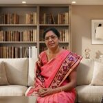 साहित्यकार मधु मिश्रा पुस्तकों के साथ बैठी हुई, लेखन और साहित्यिक उपलब्धियों को दर्शाता प्रेरणादायक दृश्य।