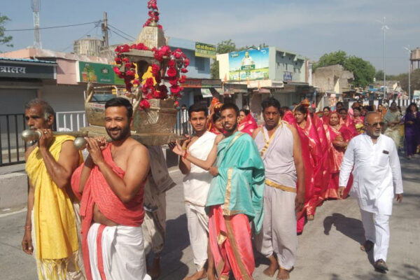 महिदपुर रोड में महावीर जन्म कल्याणक पर निकला भव्य जुलूस, श्रद्धालु जयकारे लगाते हुए