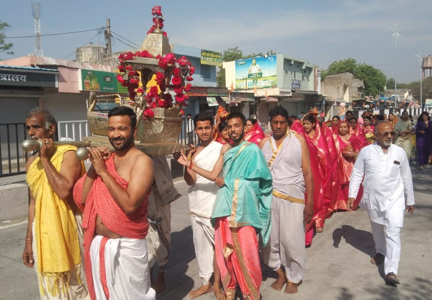 महिदपुर रोड में महावीर जन्म कल्याणक पर निकला भव्य जुलूस, श्रद्धालु जयकारे लगाते हुए