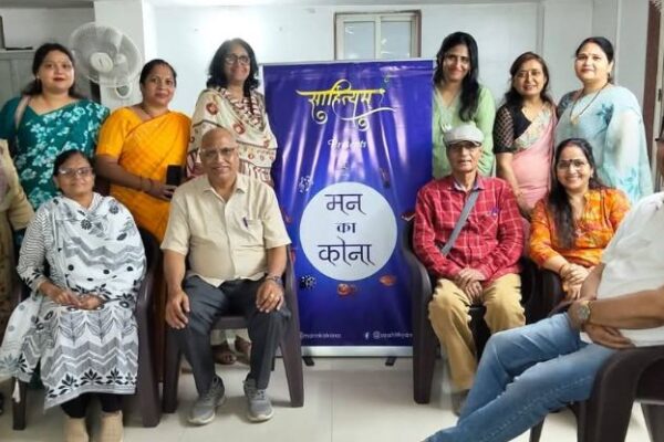 “मन का कोना” गोष्ठी में कविता पाठ करते साहित्यकार, कांदिवली मुंबई