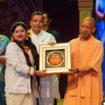 मंजू बृजनंदन शर्मा का सम्मान समारोह, योगी आदित्यनाथ के साथ
