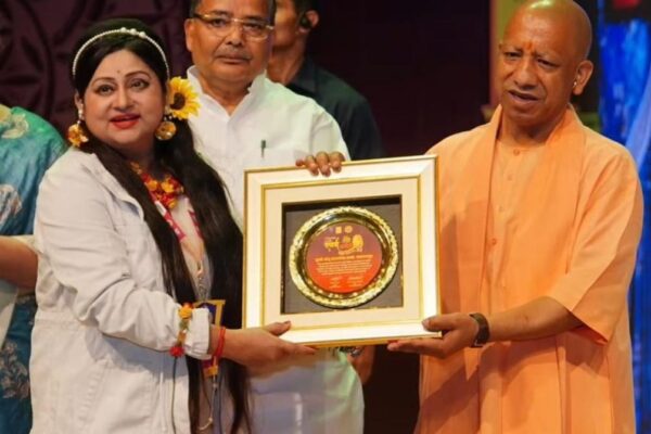 मंजू बृजनंदन शर्मा का सम्मान समारोह, योगी आदित्यनाथ के साथ
