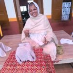 साध्वी जी का प्रवचन, जैन श्रद्धालु सभा में बैठे हुए, धार्मिक वातावरण