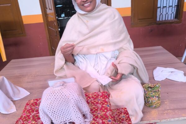 साध्वी जी का प्रवचन, जैन श्रद्धालु सभा में बैठे हुए, धार्मिक वातावरण