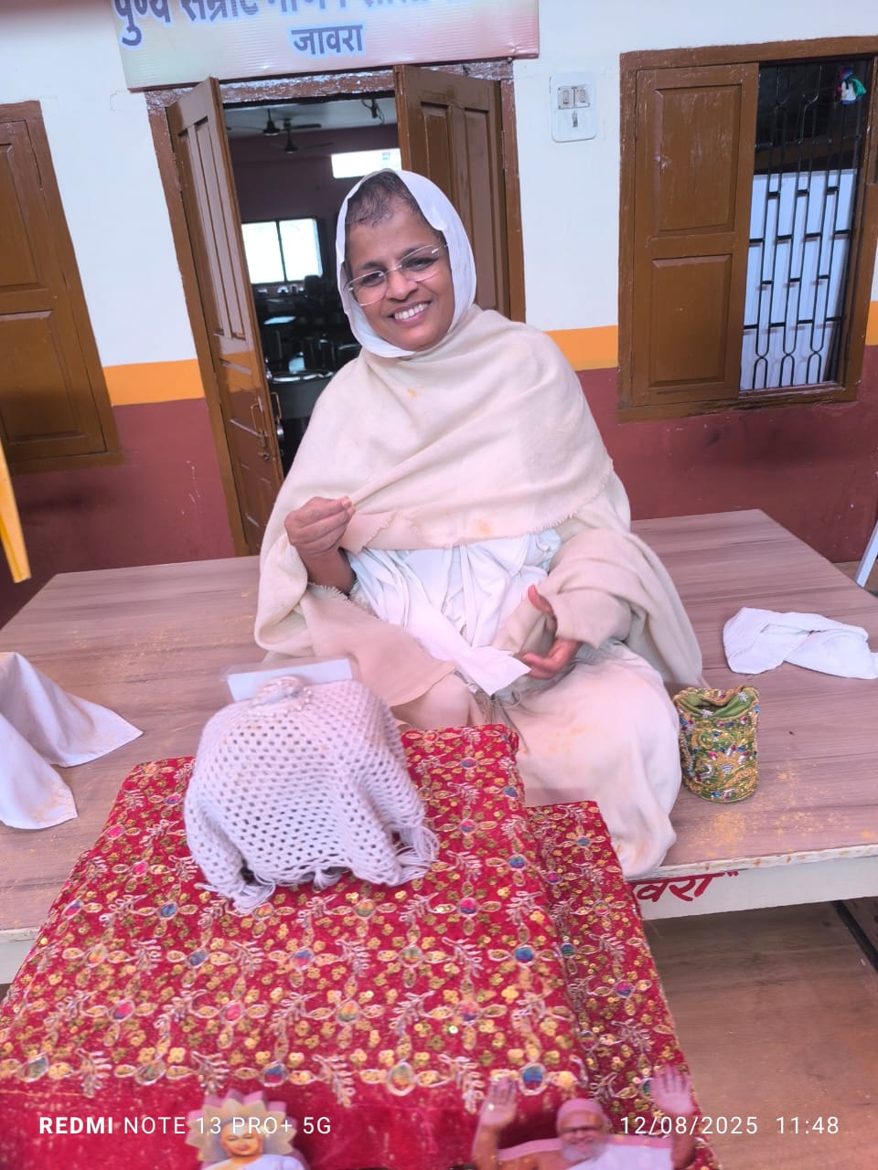 साध्वी जी का प्रवचन, जैन श्रद्धालु सभा में बैठे हुए, धार्मिक वातावरण