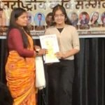 लखनऊ में अंतर्राष्ट्रीय कवि सम्मेलन के दौरान बाल कवियित्री मिहूं अग्रवाल को सम्मानित करते हुए अतिथि
