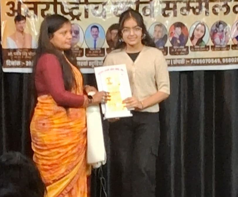 लखनऊ में अंतर्राष्ट्रीय कवि सम्मेलन के दौरान बाल कवियित्री मिहूं अग्रवाल को सम्मानित करते हुए अतिथि