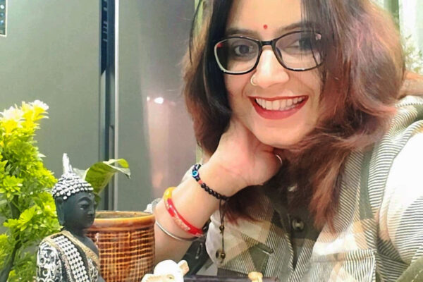 हिंदी लेखिका मौसमी चन्द्रा का चित्र, जिनकी रचनाएँ कविता, कहानी और साहित्य संपादन के क्षेत्र में प्रसिद्ध हैं