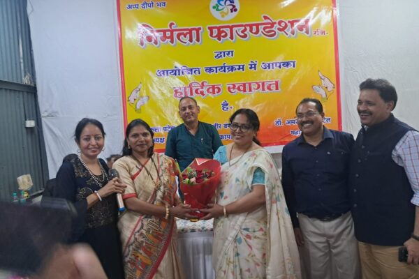 मुंबई के सांताक्रुज में निर्मला फाउंडेशन के कवि सम्मेलन में मंच पर उपस्थित कवि और अतिथि