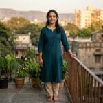आत्मविश्वास से भरी एक भारतीय महिला, स्वतंत्र और सशक्त व्यक्तित्व को दर्शाती हुई