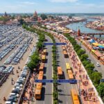 सिंहस्थ 2028 के दौरान उज्जैन में शहर के बाहर मल्टीलेवल पार्किंग में खड़े वाहन और मेला क्षेत्र की ओर श्रद्धालुओं को ले जाती शटल बसें, व्यवस्थित ट्रैफिक और साइन एज सिस्टम के साथ.