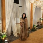 एक आत्मविश्वासी भारतीय महिला लैपटॉप पर काम करते हुए, चेहरे पर संतोष और सफलता का भाव, जो आत्मनिर्भरता और रचनात्मकता को दर्शाता है