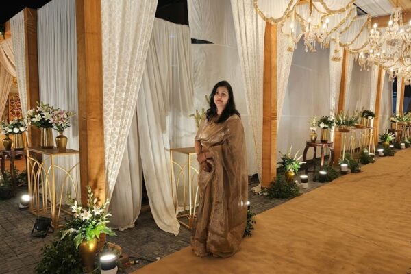 एक आत्मविश्वासी भारतीय महिला लैपटॉप पर काम करते हुए, चेहरे पर संतोष और सफलता का भाव, जो आत्मनिर्भरता और रचनात्मकता को दर्शाता है