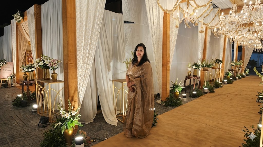 एक आत्मविश्वासी भारतीय महिला लैपटॉप पर काम करते हुए, चेहरे पर संतोष और सफलता का भाव, जो आत्मनिर्भरता और रचनात्मकता को दर्शाता है