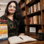 खुली किताब से निकलती रोशनी और भावनाओं का संसार, साहित्य की शक्ति को दर्शाता दृश्य