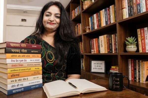 खुली किताब से निकलती रोशनी और भावनाओं का संसार, साहित्य की शक्ति को दर्शाता दृश्य