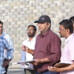 उज्जैन में सिंहस्थ मेले की तैयारियों के तहत बनाए जा रहे पार्किंग स्थल का दृश्य, जहां बड़ी संख्या में वाहनों के लिए व्यवस्थित जगह चिन्हित की गई है और अधिकारी निरीक्षण करते नजर आ रहे हैं.