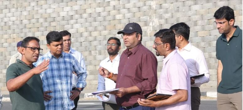 उज्जैन में सिंहस्थ मेले की तैयारियों के तहत बनाए जा रहे पार्किंग स्थल का दृश्य, जहां बड़ी संख्या में वाहनों के लिए व्यवस्थित जगह चिन्हित की गई है और अधिकारी निरीक्षण करते नजर आ रहे हैं.