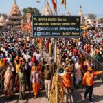 उज्जैन सिंहस्थ मेले का दृश्य, हजारों श्रद्धालु, सड़कों और मेला क्षेत्र में लगे आधुनिक दिशा-सूचक स्मार्ट साइनेज बोर्ड,