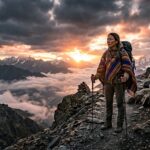सूर्योदय की ओर बढ़ता व्यक्ति, संघर्ष और सफलता का प्रतीक प्रेरणादायक दृश्य।