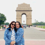 आँगन में खड़ी बेटी को प्रेम और आशीर्वाद देते माता-पिता का भावनात्मक दृश्य।