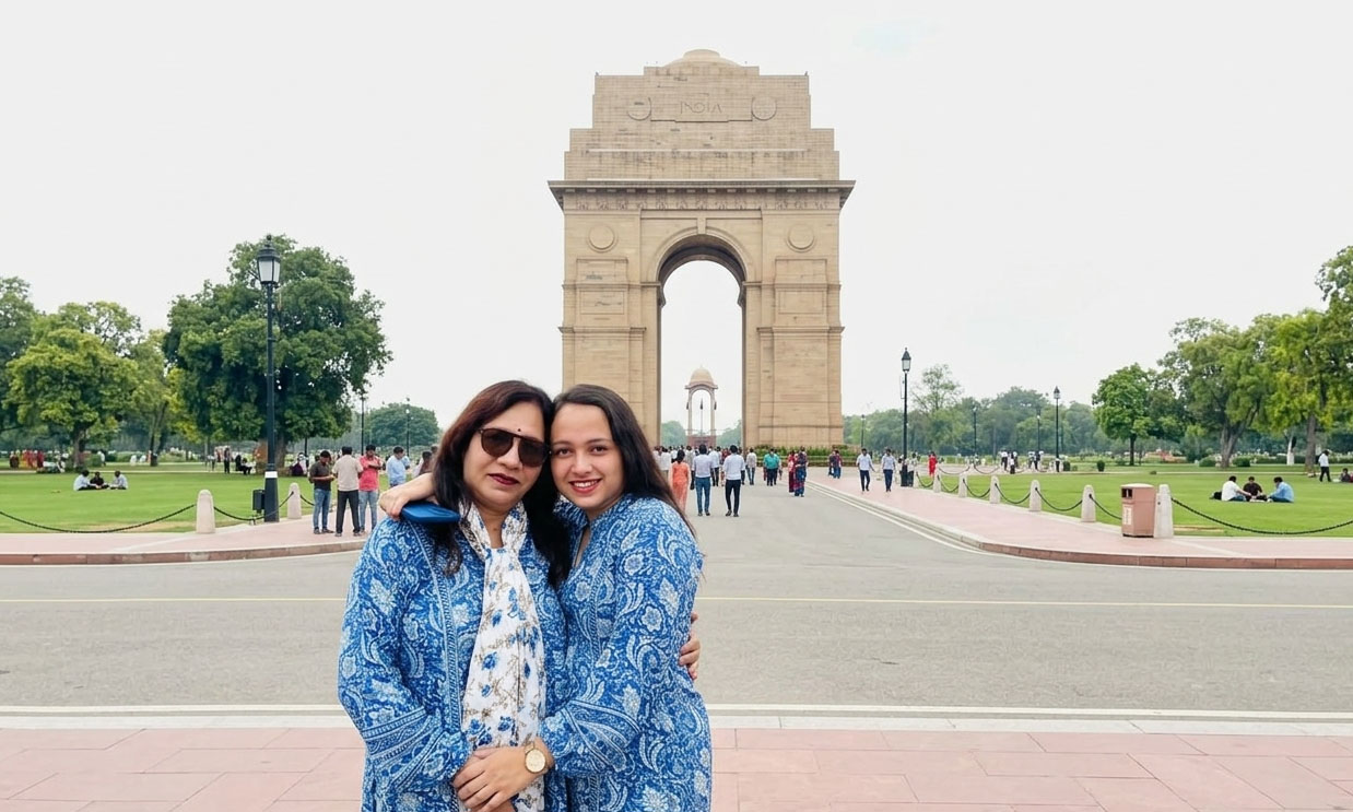 आँगन में खड़ी बेटी को प्रेम और आशीर्वाद देते माता-पिता का भावनात्मक दृश्य।