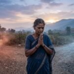दो रास्तों के बीच खड़ा एक चिंतनशील व्यक्ति, इच्छा और ईश्वर की इच्छा के बीच आंतरिक संघर्ष को दर्शाता आध्यात्मिक दृश्य।