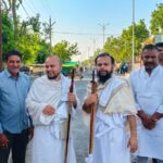 जैन मंदिर में आयोजित धर्मसभा में प्रवचन देते जैन मुनिराज और श्रद्धापूर्वक उपस्थित श्रद्धालु।