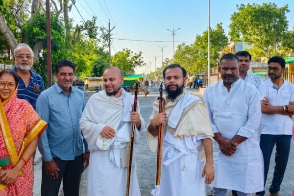 जैन मंदिर में आयोजित धर्मसभा में प्रवचन देते जैन मुनिराज और श्रद्धापूर्वक उपस्थित श्रद्धालु।