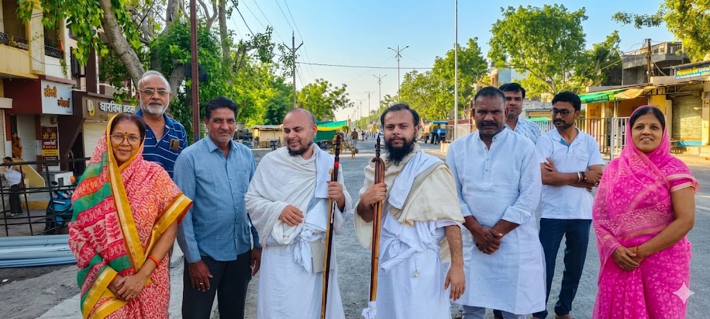 जैन मंदिर में आयोजित धर्मसभा में प्रवचन देते जैन मुनिराज और श्रद्धापूर्वक उपस्थित श्रद्धालु।