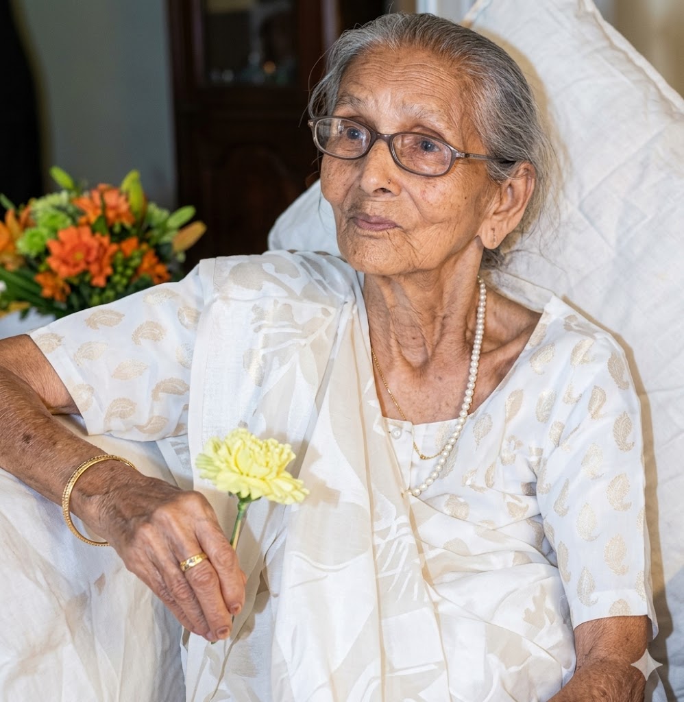 रसोई में आम पापड़ बनाती हुई माँ और पास बैठा बच्चा, बचपन की यादों और ममता को दर्शाता भावुक दृश्य।