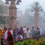 महाकाल लोक में फोगिंग सिस्टम के बीच चलते श्रद्धालु, गर्मी में ठंडी फुहारों का आनंद लेते हुए
