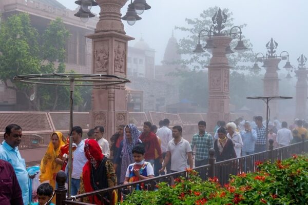 महाकाल लोक में फोगिंग सिस्टम के बीच चलते श्रद्धालु, गर्मी में ठंडी फुहारों का आनंद लेते हुए